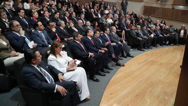 En la esquina inferior izquierda Manuel Granados, Claudia Ruiz Massieu y una silla vacía