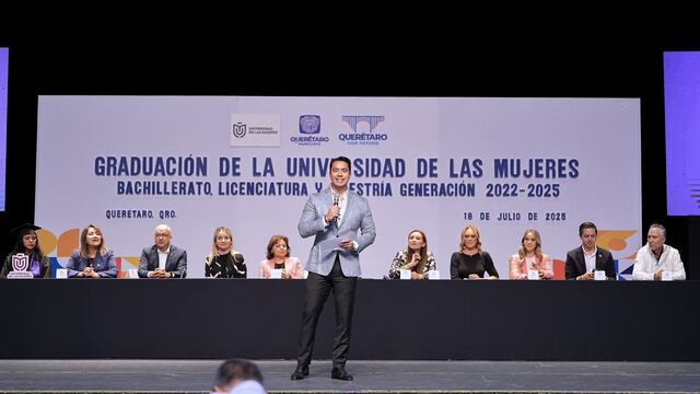 Felifer Macías celebra la graduación de la Universidad de las Mujeres
