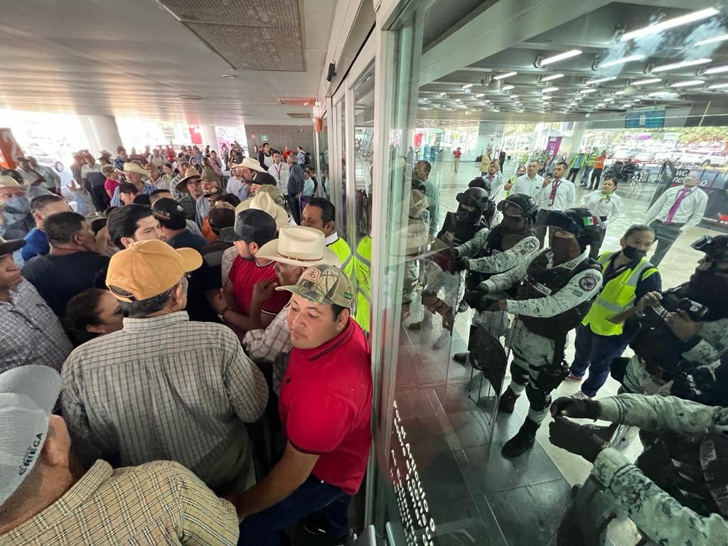 Agricultores bloquean Aeropuerto Internacional de Culiacán