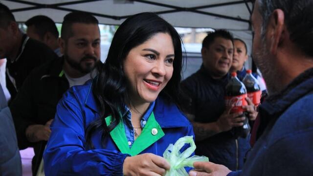 Karla Fiesco reparte cenas durante Nochebuena