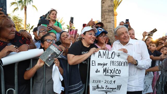 Andrés Manuel López Obrador, presidente de México, saluda a simpatizantes durante el evento de administración del Sistema Portuario Nacional – Guaymas