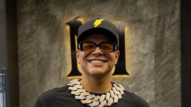 Eduin Caz presume la cadena que se armó.