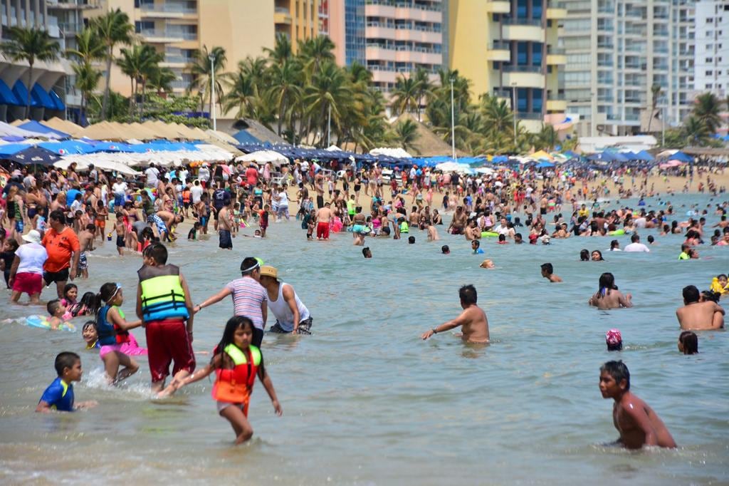 Turistas disfrutan las playas de México