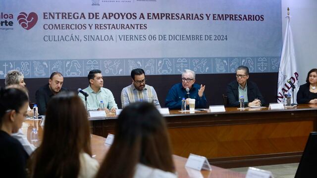 Rubén Rocha entrega apoyos del Programa Sinaloa Late Fuerte