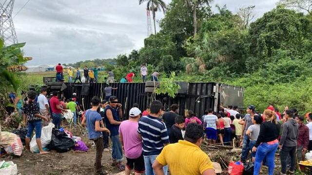 saqueo de tráiler volcado en Tabasco