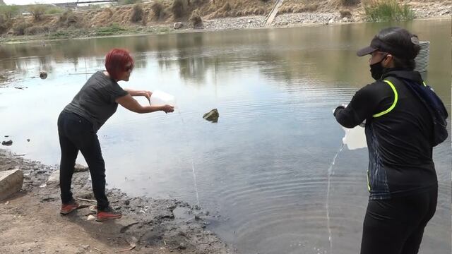 Usan garrafones para rescatar el humedal Laguna La Sauceda, en Hermosillo