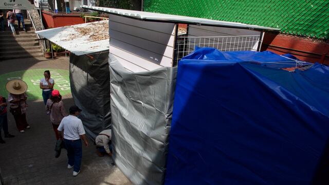 Por supuestos locales colocados de manera irregular, trabajadores bloquearon la entrada al Mercado de Artesanías en Coyoacán