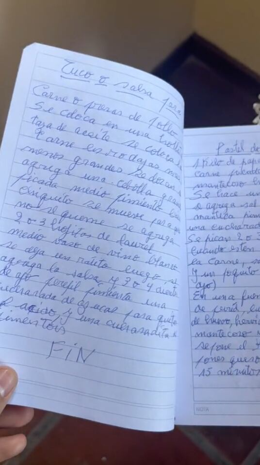 Su abuela le escribe un libro de recetas para su estadía en España