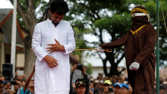 Hombre indonesio recibe azotes en Aceh tras ser acusado de tener relaciones sexuales con otro hombre. 2017