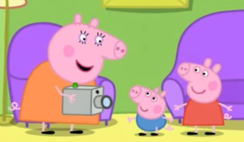 Peppa Pig y Papá Cerdito juegan con una cámara de video