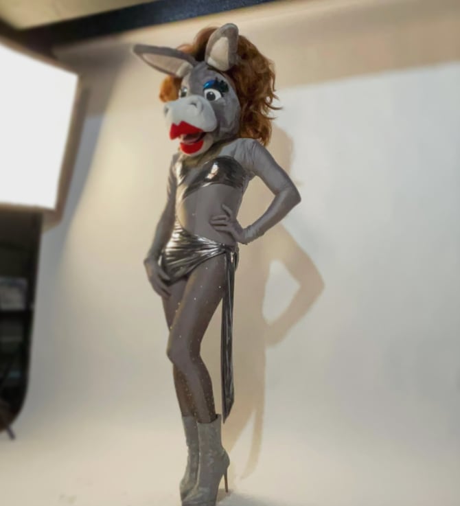 Mamá Melanito, el divertido personaje de Turbulence y la Burrita Burrona