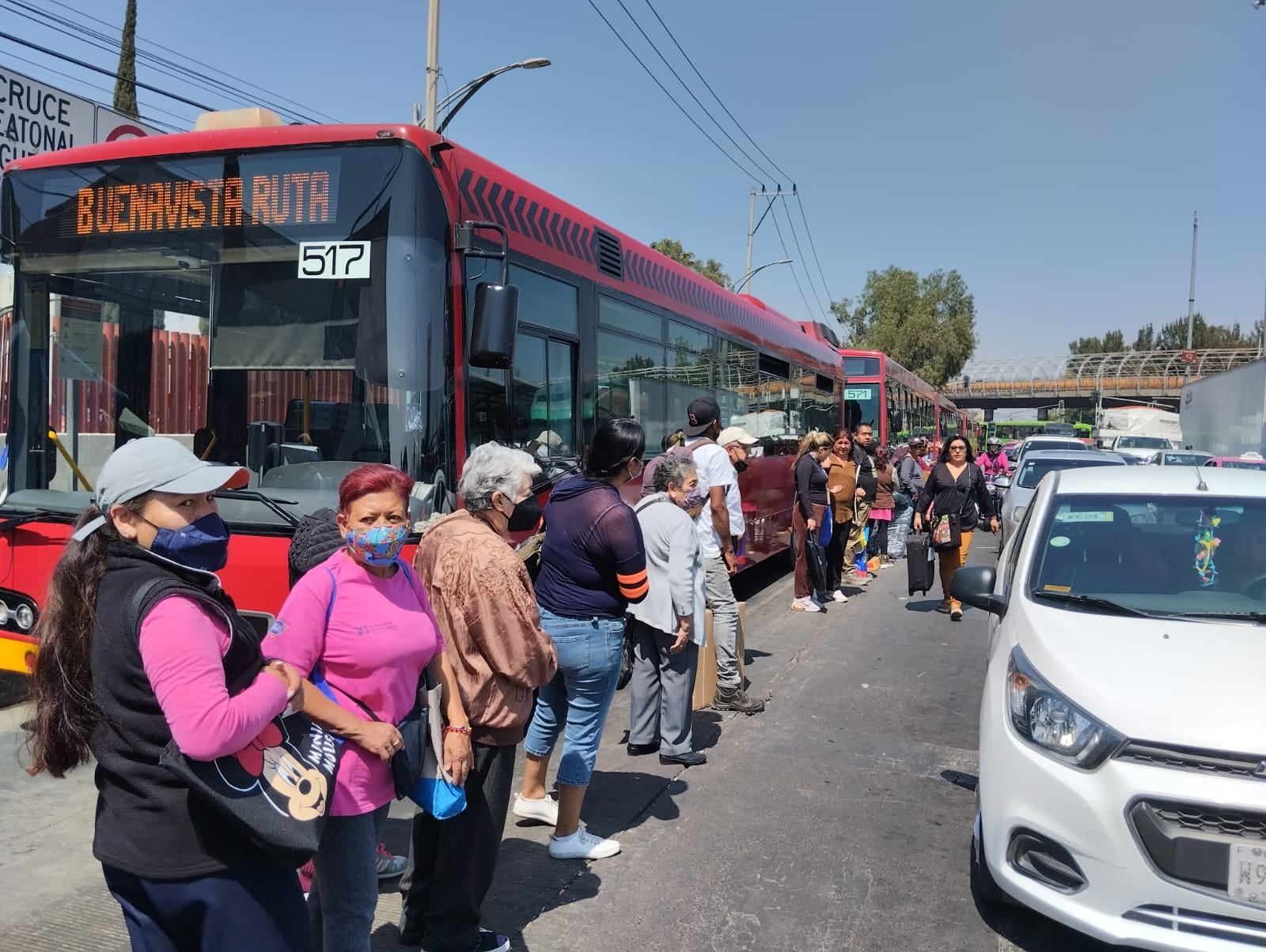 Bloqueo en calzada Ignacio Zaragoza provoca cierre del Metrobús