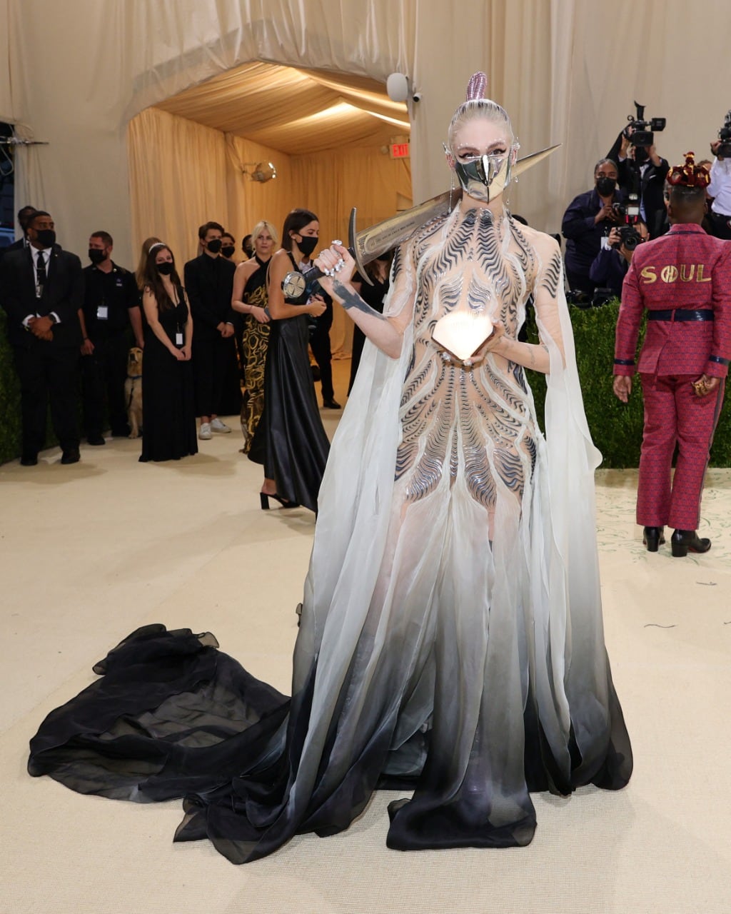 La cantante Grimes luce un look futurista en su llegada al 'Met Gala 2021'