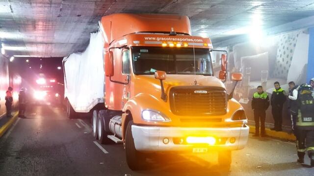 ¿Qué pasa en Viaducto? Tráiler se quedó atorado en bajo puente de Miguel Hidalgo