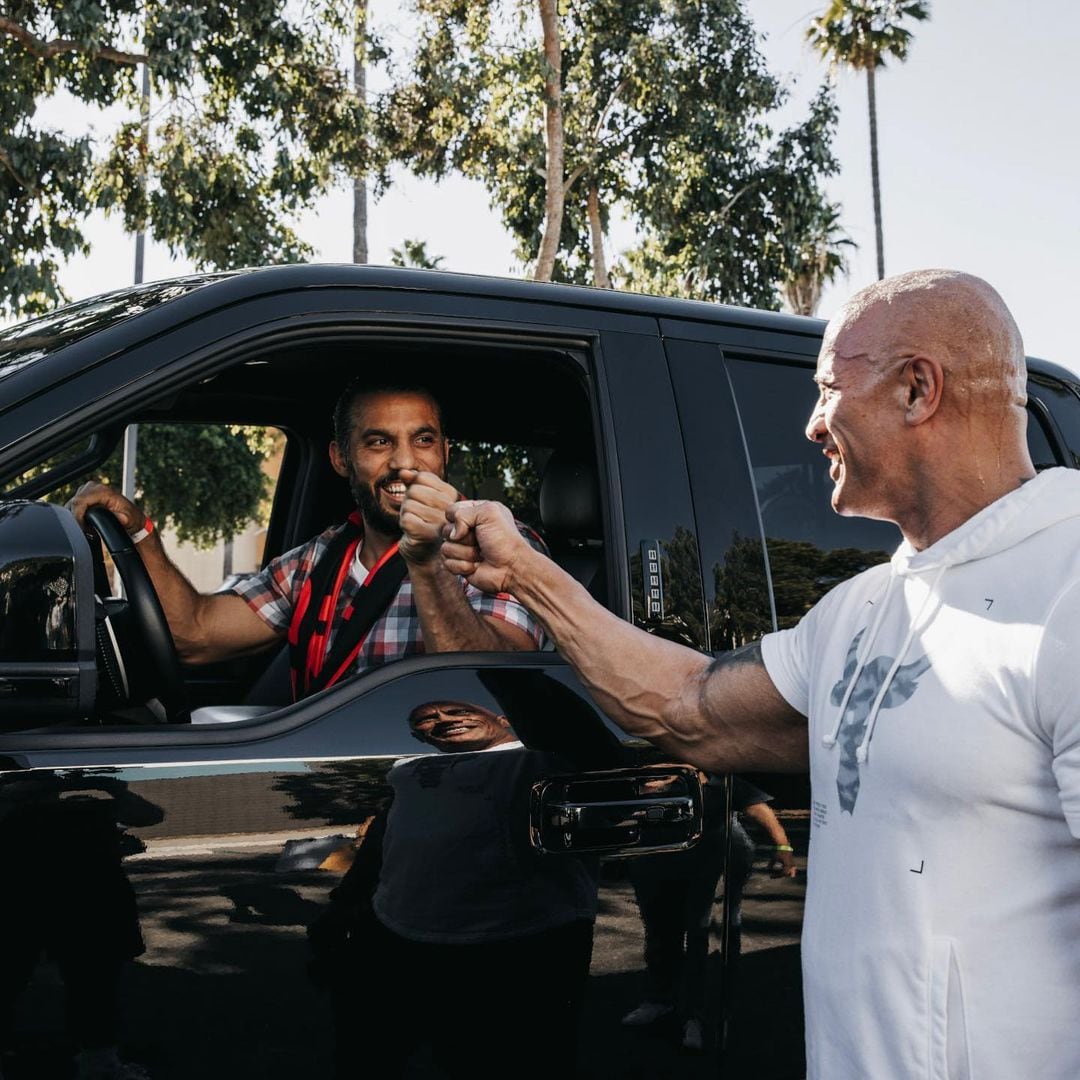 Dwayne Johnson regala su auto a fan