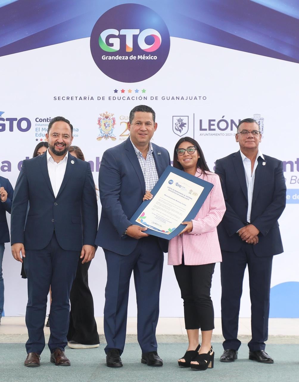 Diego Sinhue Rodríguez abandera a jóvenes del Programa Rumbo a Japón