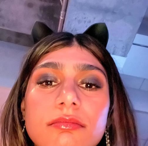 Mia Khalifa llora en concierto de Karol G