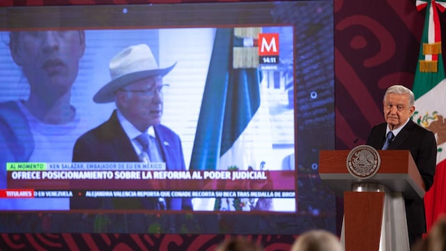 Andrés Manuel López Obrador, presidente de México muestra las declaraciones de Ken Salazar, embajador de EUA en México durante la conferencia matutina en Palacio Nacional