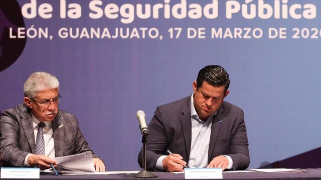 Diego Sinhue Rodríguez Vallejo, encabezó la firma para la transferencia de recursos.
