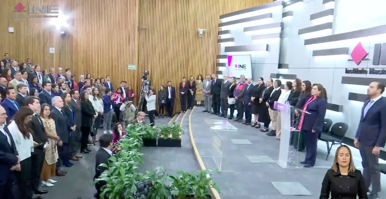 Minuto de silencio por Carlos Urzúa