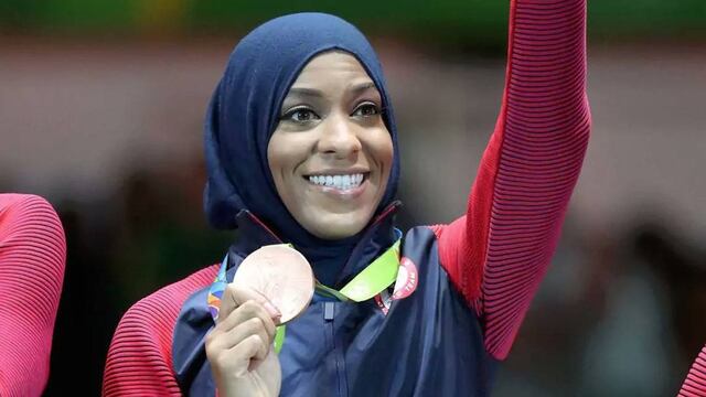 La esgrimista fue retenida en aeropuerto más de dos horas.