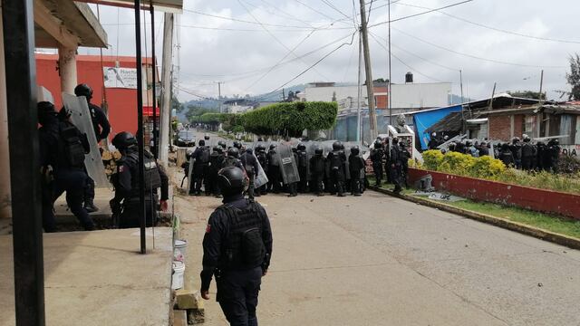 VIDEO: Estudiantes, egresados y maestros normalistas se enfrentan a policías en Uruapan, Michoacán