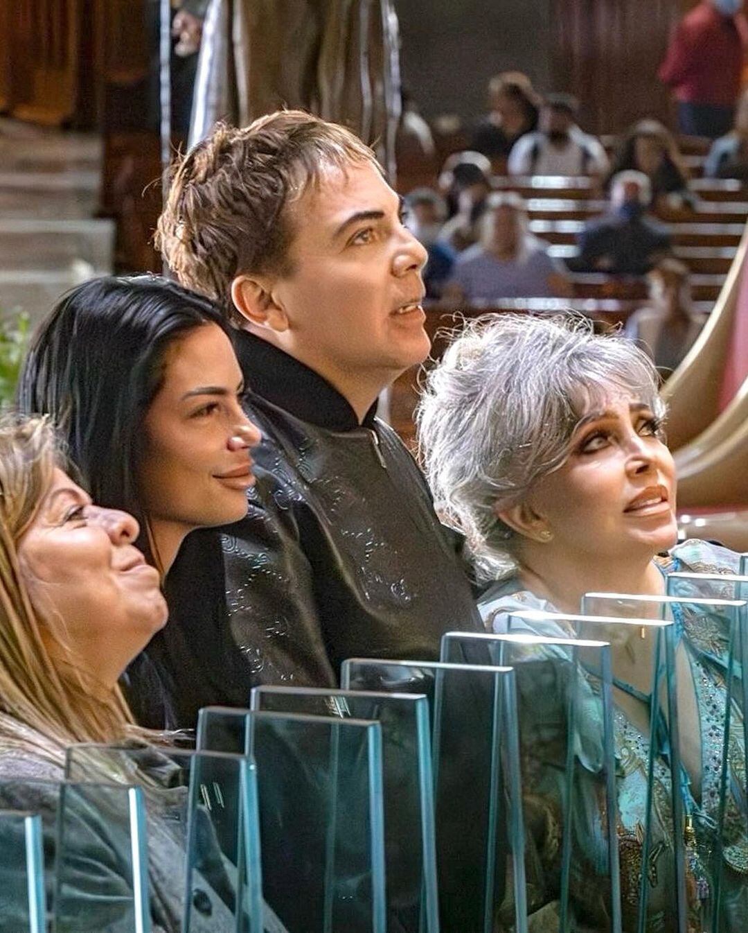 Cristian Castro junto a su novia y su mamá