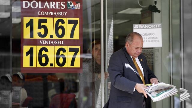 La divisa estadounidense se vende en 18.80 y se compra en 15.90 pesos.