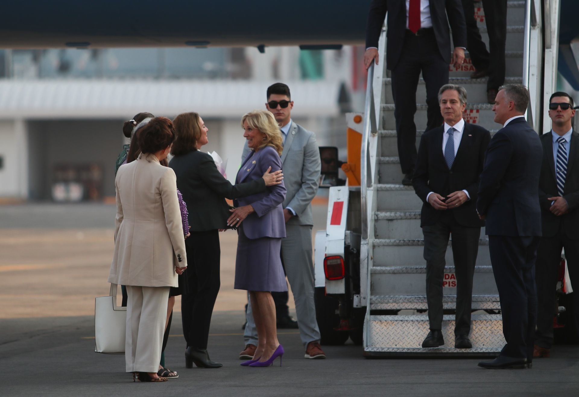 Jill Biden y Beatriz Gutiérrez Müller se saludan a su llegada al AICM