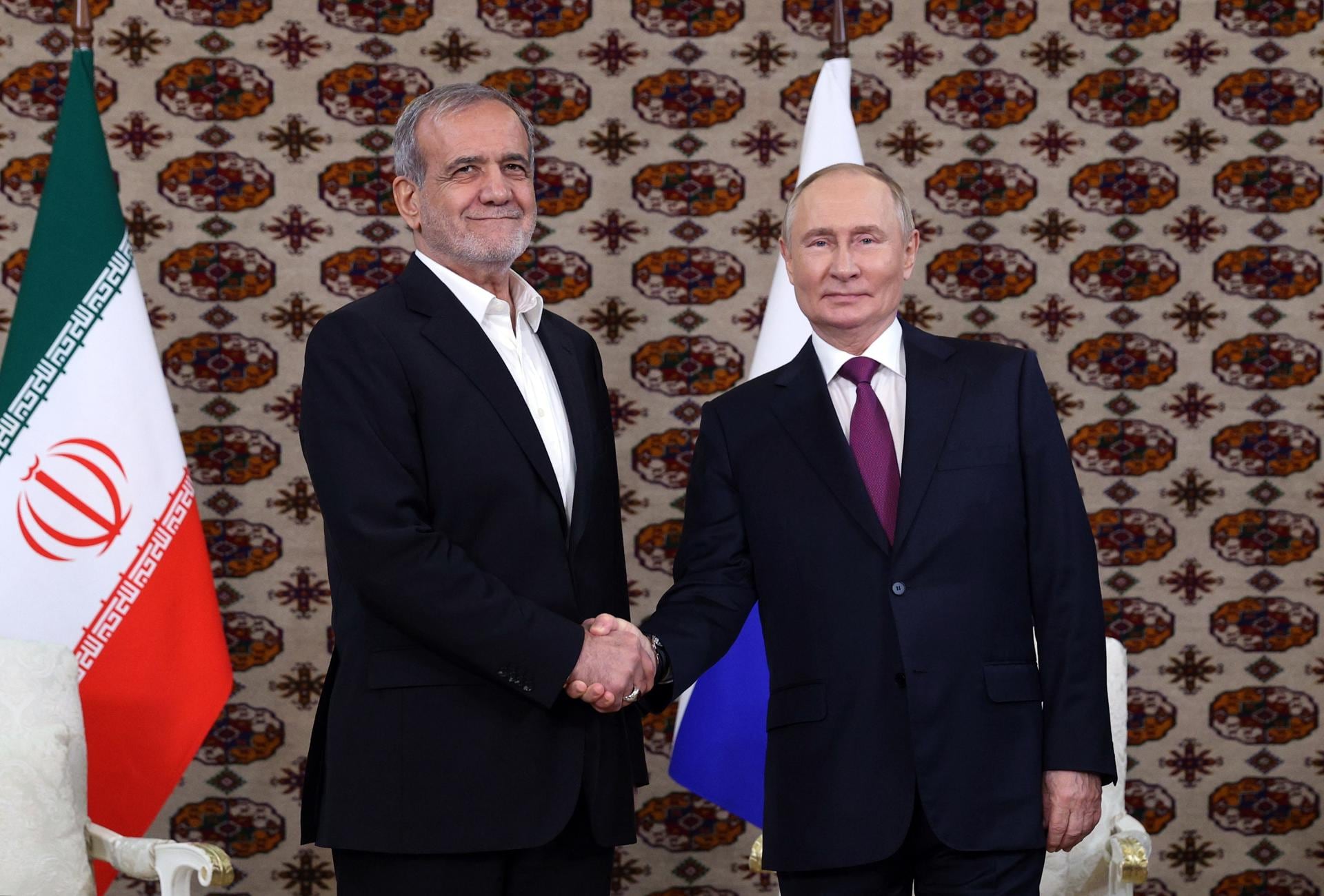 Primera reunión entre Vladimir Putin, presidente de Rusia y Masud Pezeshkian, presidente de Irán