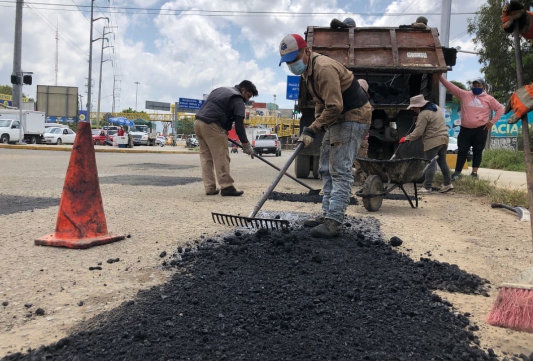 Arreglan baches en Oaxaca