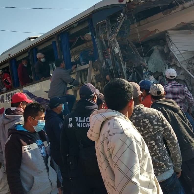 Choque de autobús con una casa en Joquicingo, Estado de México/@TabascoHoy