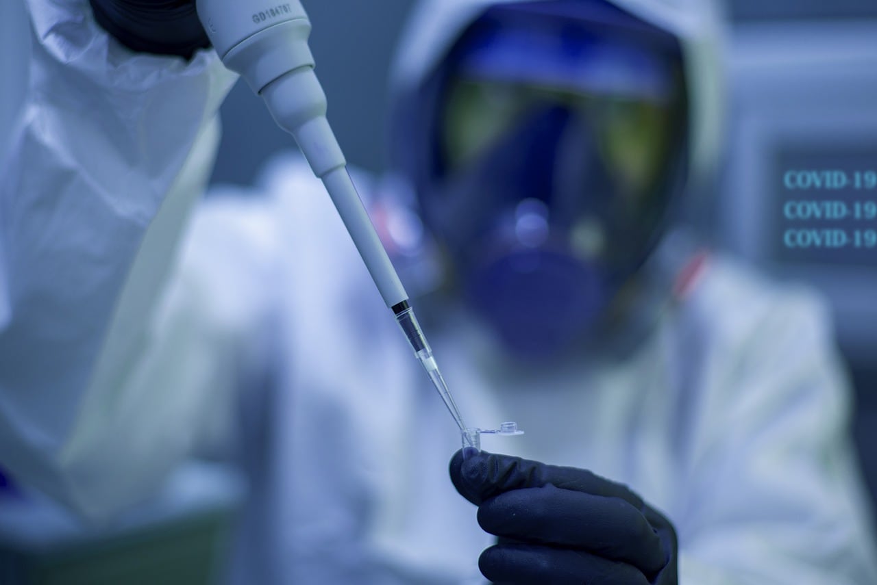 Científico investigando la panvacuna