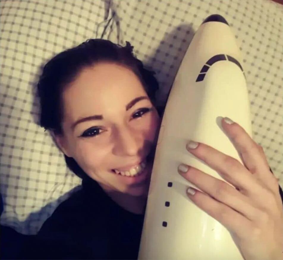 Sandra con un avión a escala