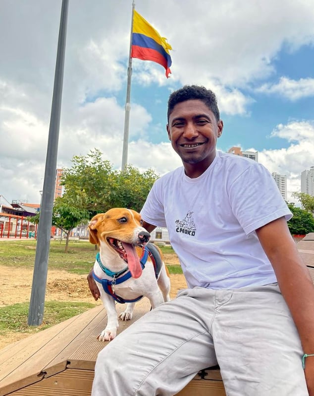 Hombre sin hogar que celebró a sus perritos
