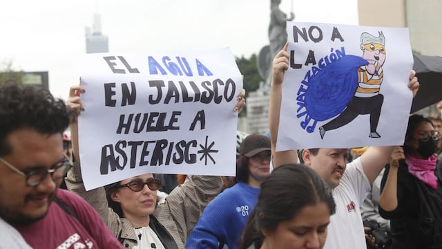 Esta mañana cientos de Jaliscienses se manifestaron por la mala calidad de agua que reciben en sus hogares
