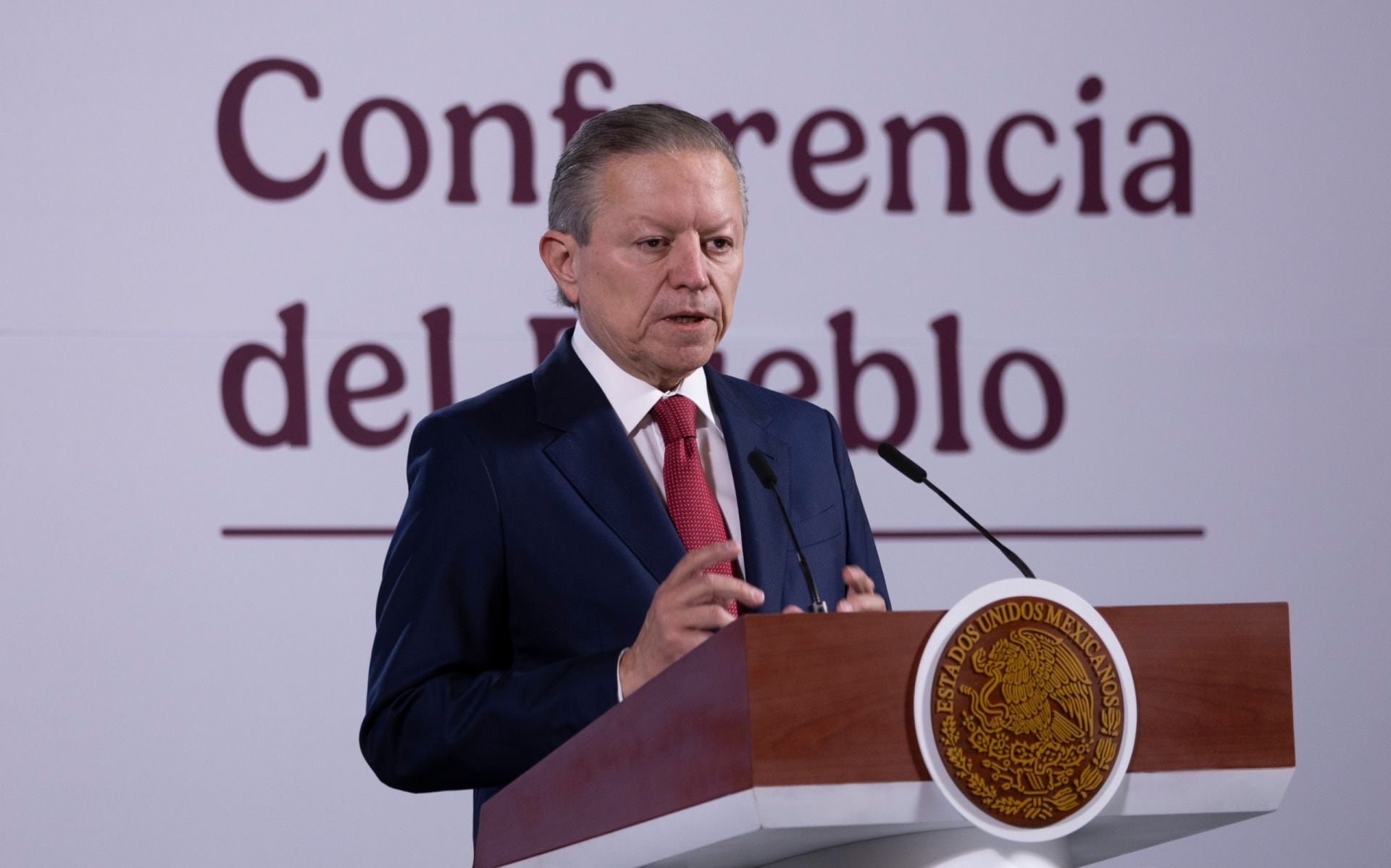 Arturo Zaldívar defiende reforma al amparo