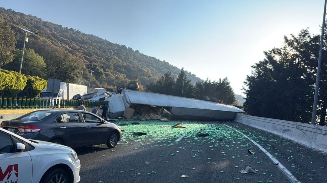 México-Cuernavaca cerrada por accidente en La Pera