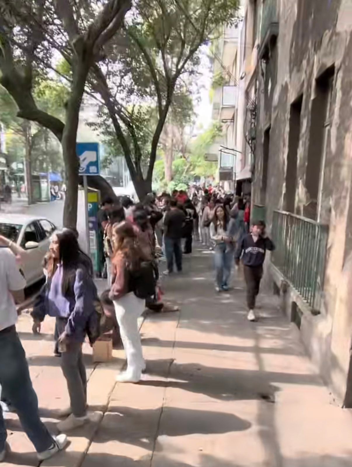 Crumbl abre su primera tienda en México y desata largas filas en Roma Norte