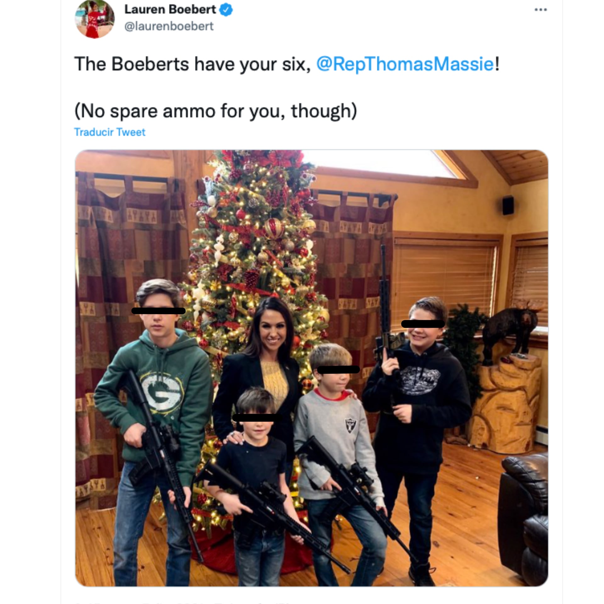 Tuit de Lauren Boebert posando junto a sus hijos portando rifles con árbol de Navidad