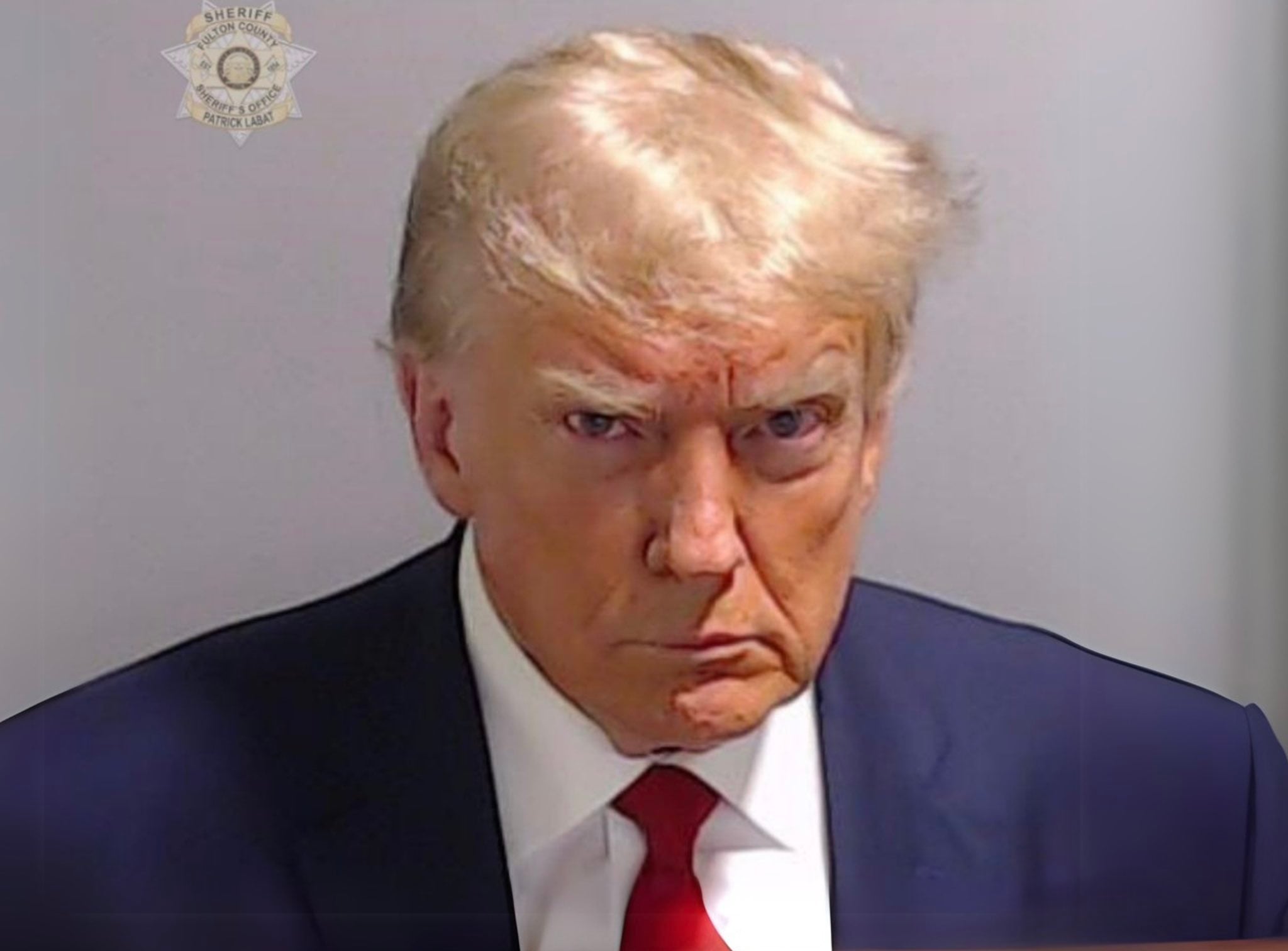 Foto de cuando Donald Trump fue arrestado luce en La Casa Blanca