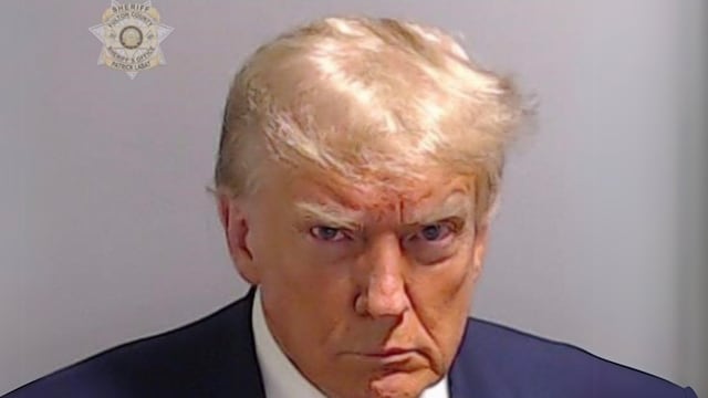 Foto de cuando Donald Trump fue arrestado luce en La Casa Blanca