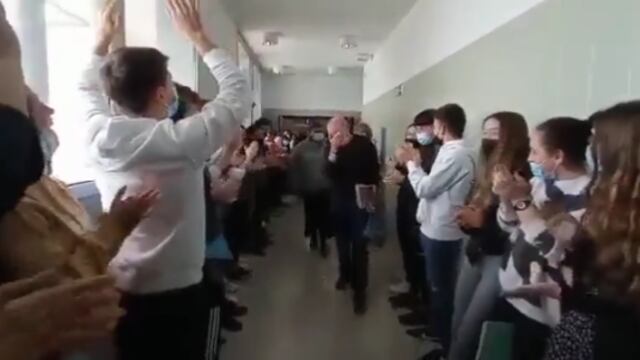 Profesor jubilado siendo ovacionado por sus alumnos