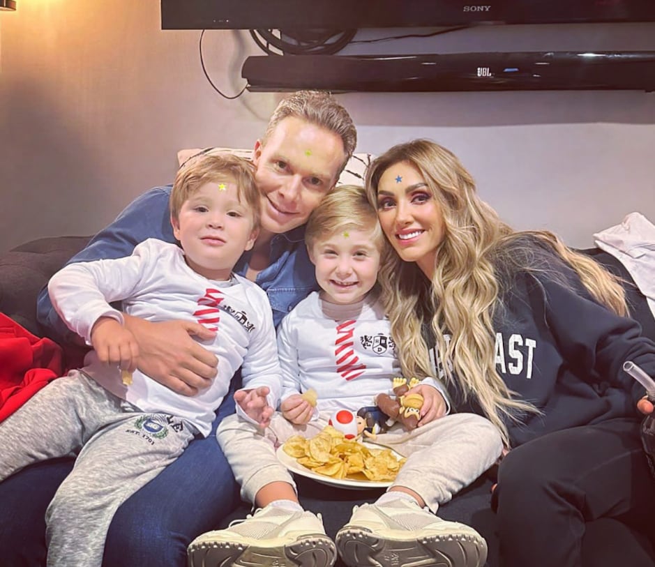 Anahí comparte tierna foto en familia desde el backstage del concierto de RBD