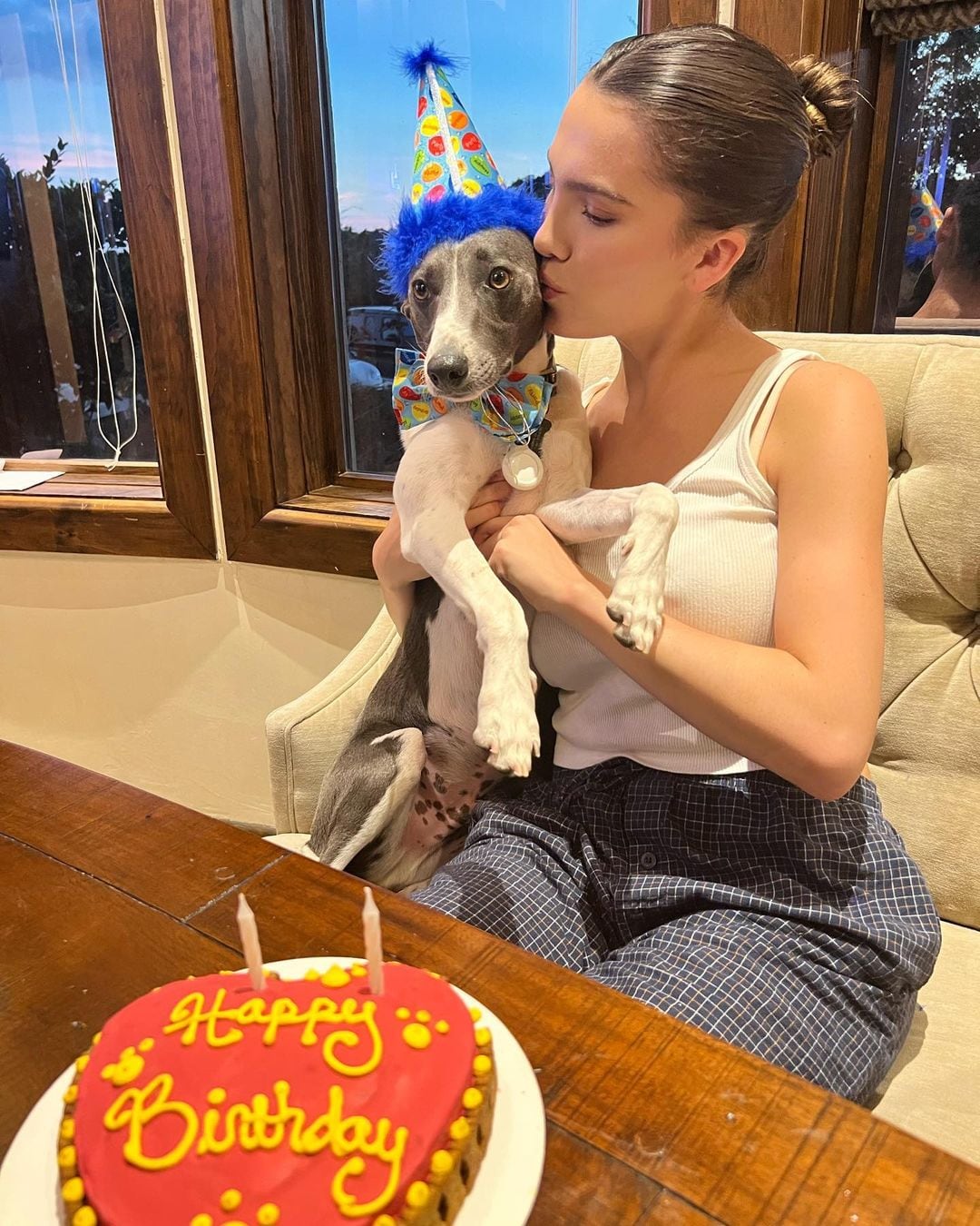 Maya Henry con su perro Winstons.