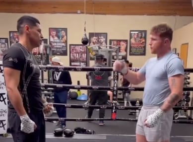Eduin Caz entrena junto a Saúl Canelo Álvarez