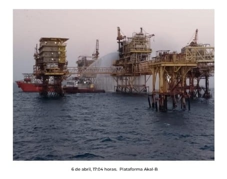 Apagan fuego en Pemex