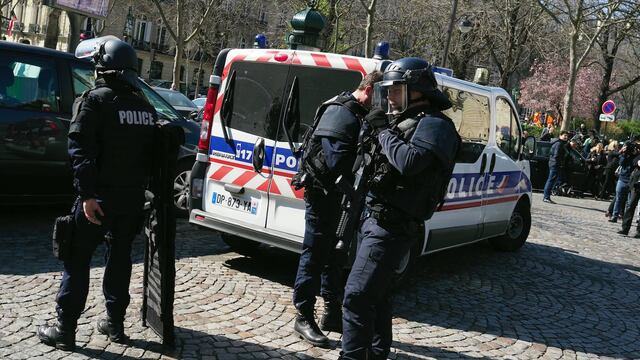 Policías franceses atendiendo la emergencia en el FMI en París.