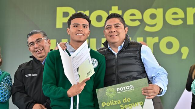 Ricardo Gallardo entrega primeras pólizas del programa Apoyo Seguro al Estudiante