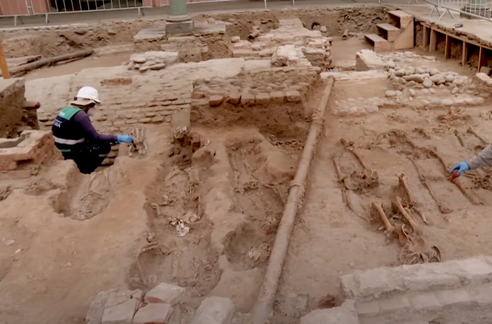 Excavación arqueológica de cementerio colonial en Perú